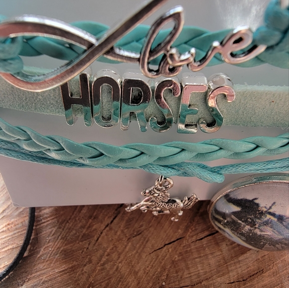 NEW🩵 1 Leather Horse bracelet,  1 stone heart necklace and 1 glass horse pendan - Picture 2 of 4